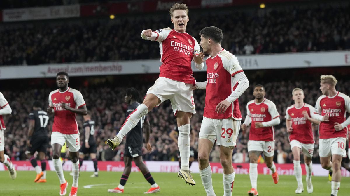 Premier League: Arsenal climbs above Liverpool after beating Luton Town 2-0