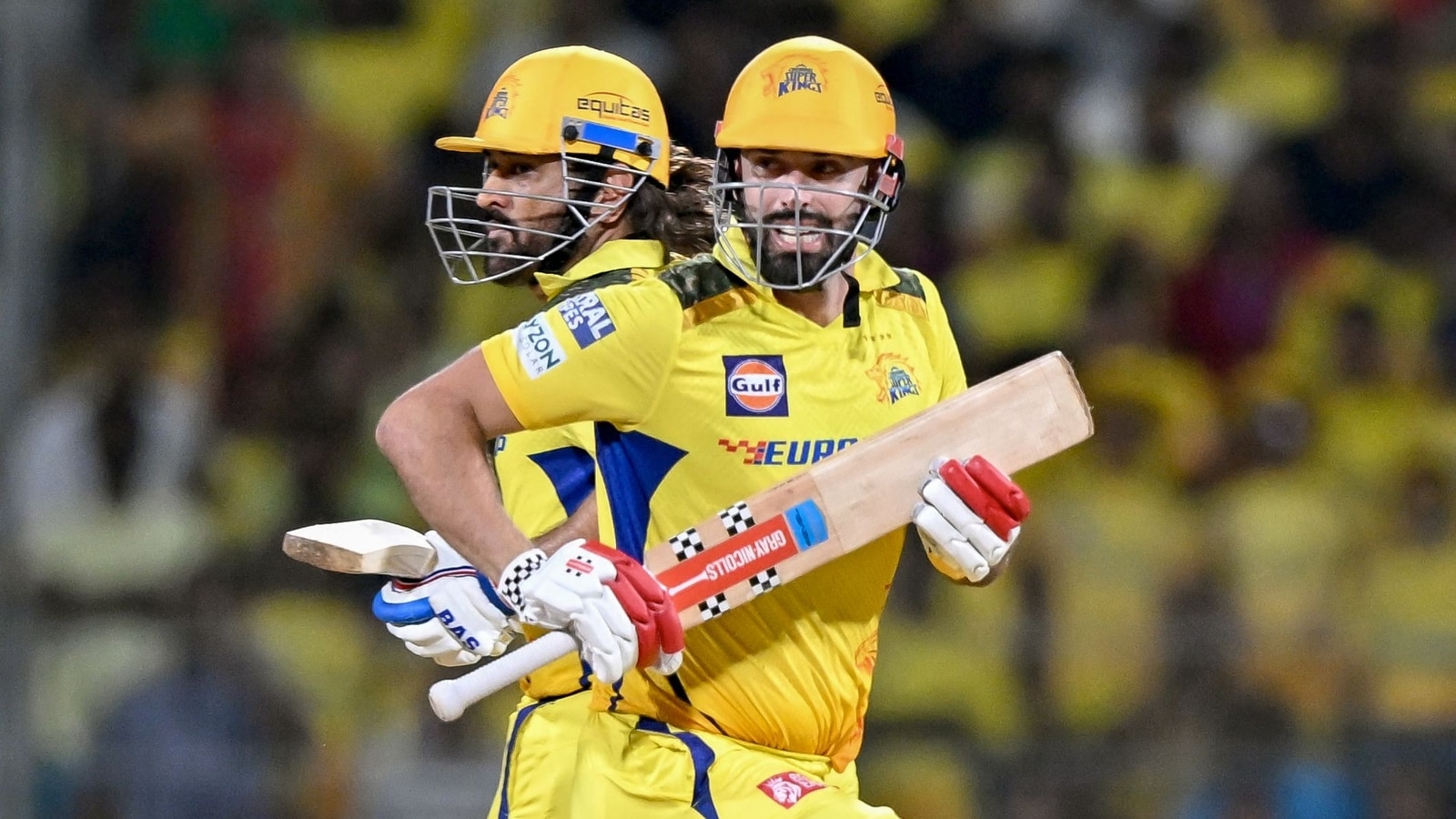 MS Dhoni called out as 'selfish' for screaming at Daryl Mitchell and denying single to CSK all-rounder