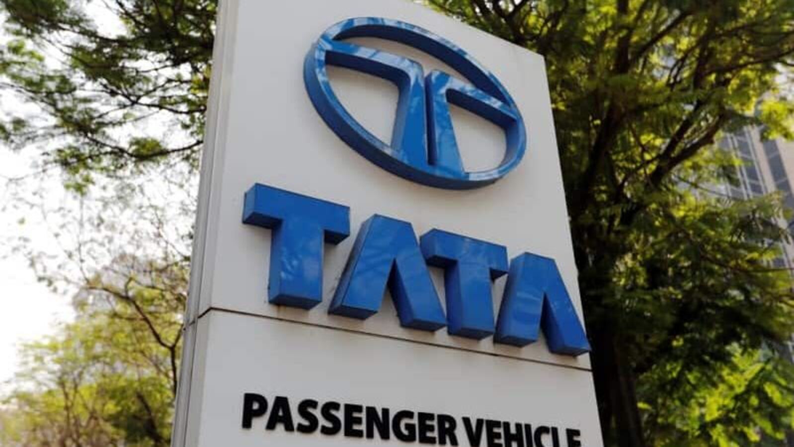 Tata Motors share price tanks 9% after Q4 results 2024. Opportunity to buy?